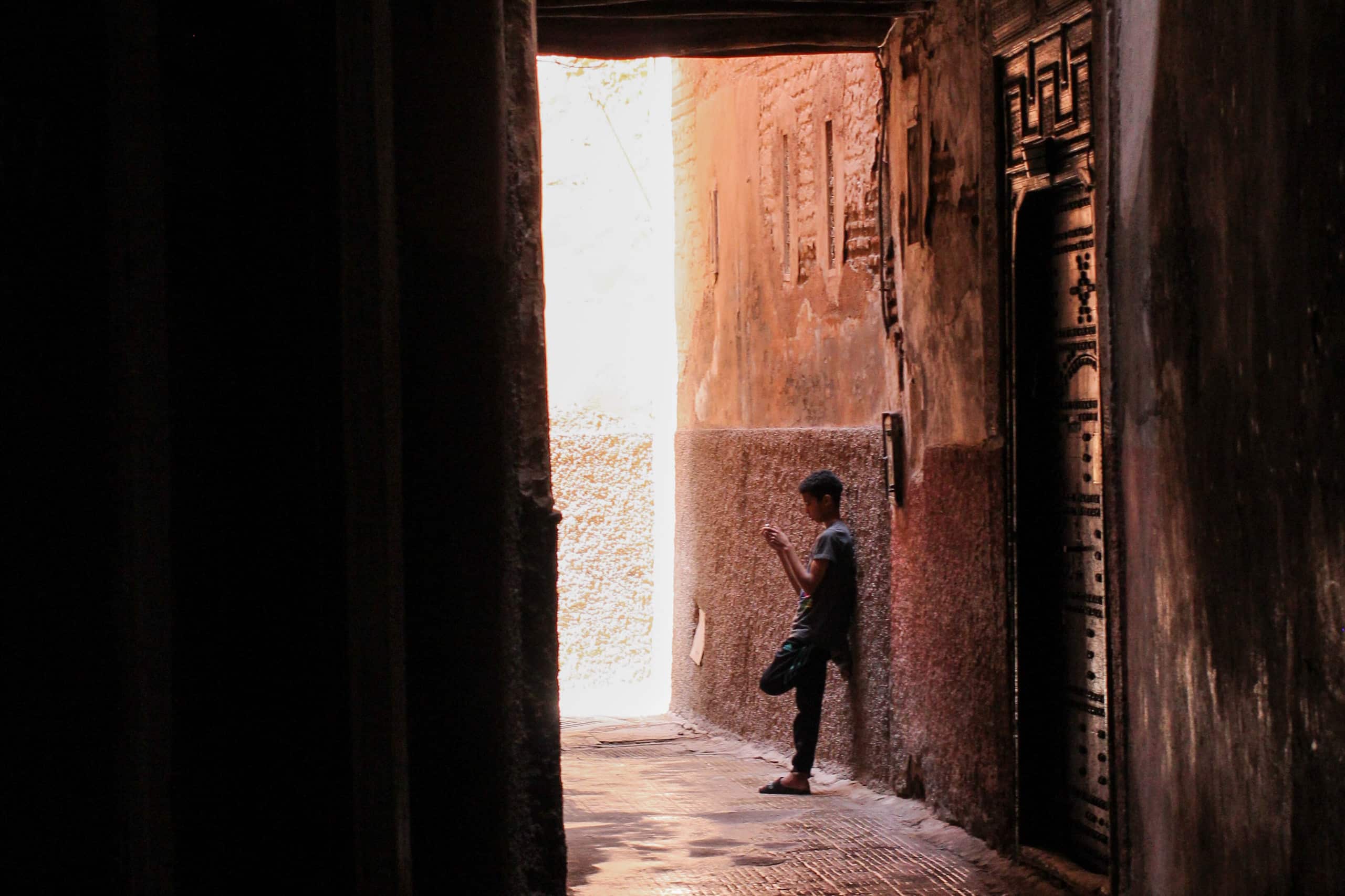 Snæver gyde og dreng i Marrakech, Marokko