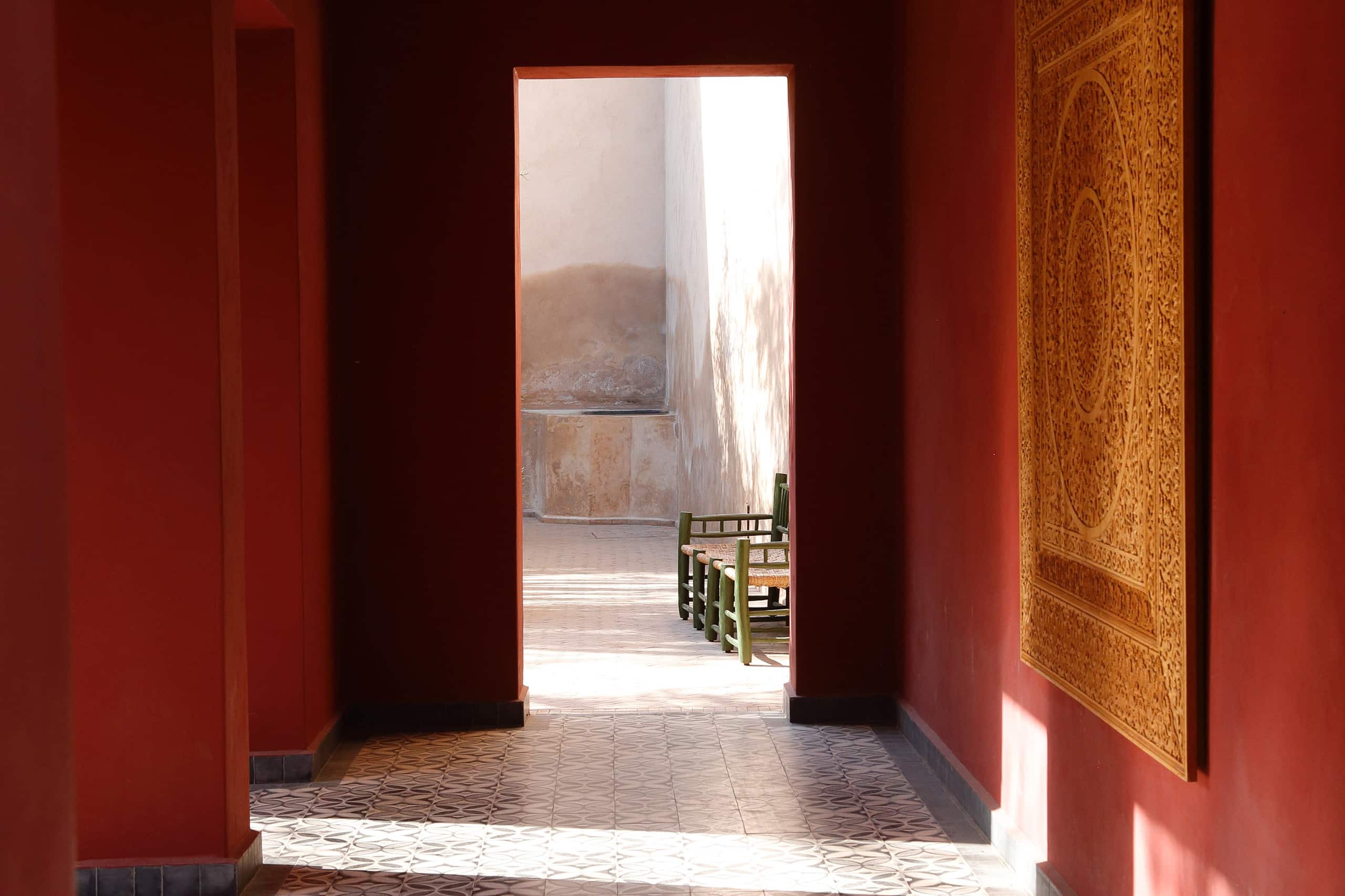 Smuk gang og bænk i Marokko