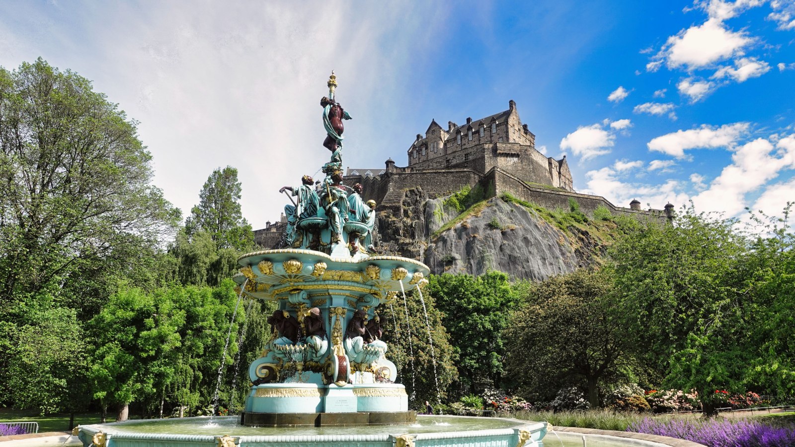Edinburgh Castle og Ross Fountain, Skotland