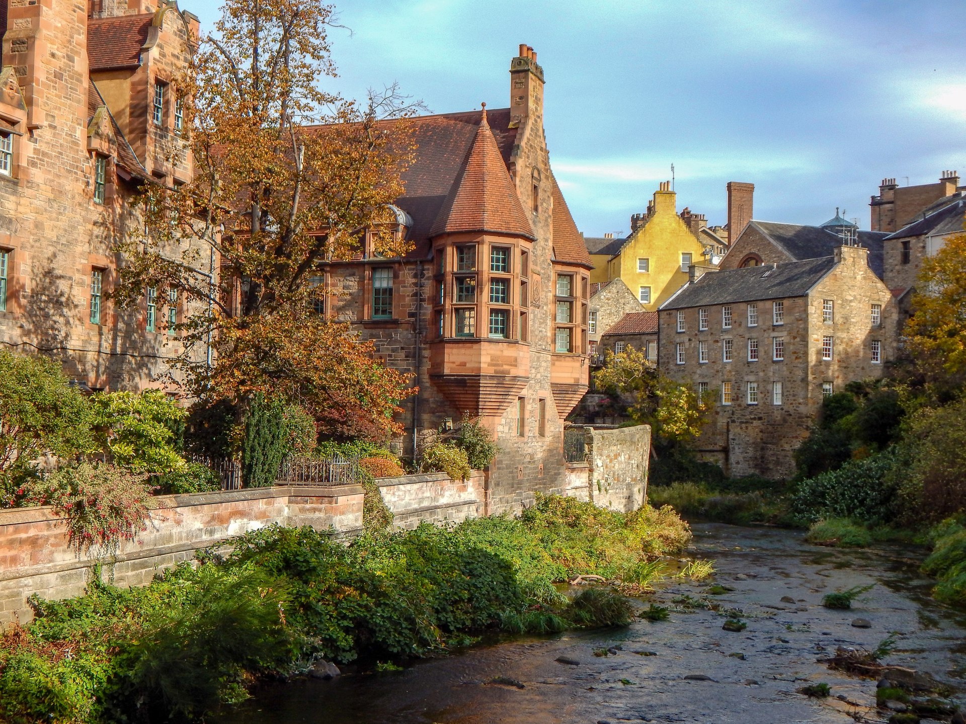 Floden i området Dean Village i Edinburgh, Skotland