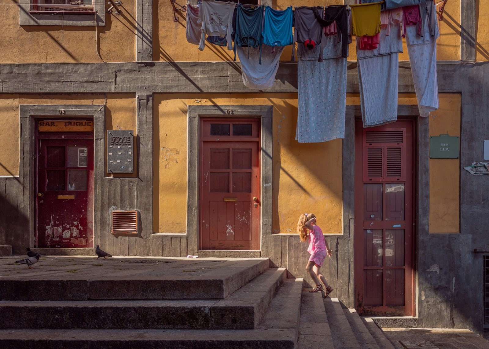 Pige på trapper i byen Porto, Portugal